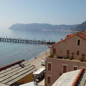 https://ca-del-mare.hotelitalianriviera.com